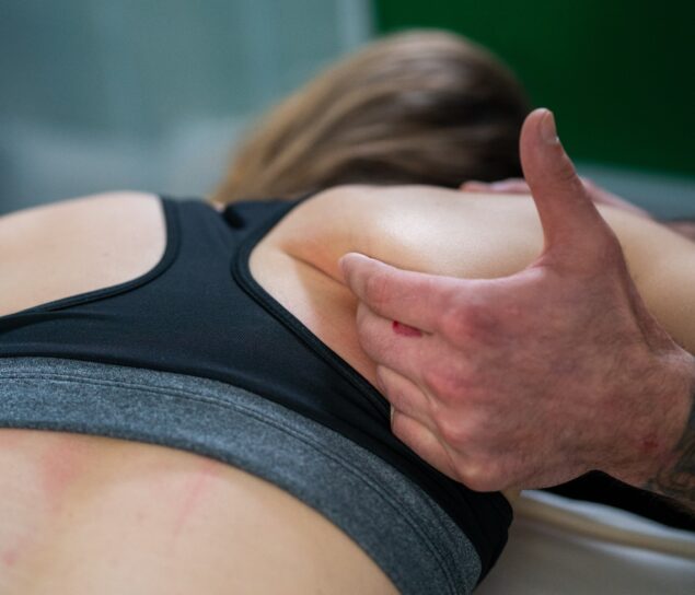 La kinésiethérapie améliore l'amplitude articulaire par des mobilisations lentes, traitant l'arthrite, les tendinites, et plus. Services : drainage lymphatique, massage Lomi-Lomi, ventouses.